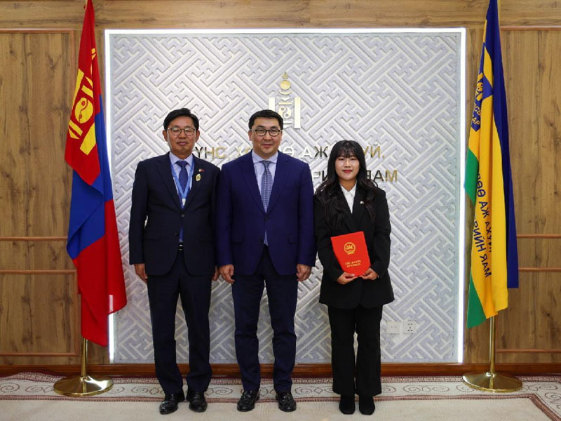 Ховдод цагаан будаа туршилтаар тариалсан мэргэжилтнүүдийг шагнажээ